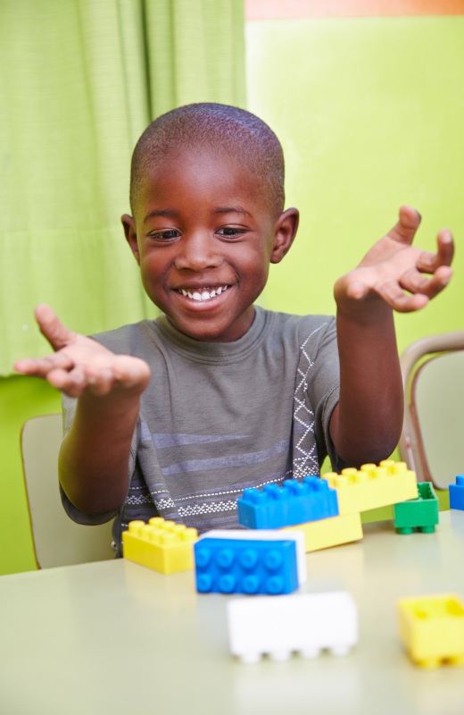 Young child playing with blocks | Shutterstock, Robert Kneschke